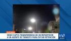Un video capta a un agente de tránsito cobrando USD 100 mediante transferencia para no retener la motocicleta de un repartidor. La alcaldesa subrogante, Tatiana Coronel, exigió la inmediata desvinculación del funcionario.