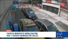 Cámaras registraron el momento en que un taxista ignoró la señalización vial en la intersección de las calles Isla Genovesa y Río Coca. Un reportaje de Juan Miguel Rodríguez
