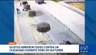 Cámaras de videovigilancia captaron el intento de robo en Quitumbe. La víctima forcejeó con los asaltantes y logró huir. Un reportaje de Gustavo Jaramillo