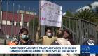 Los padres de pacientes renales representantes exigen estudios clínicos que garanticen que la nueva medicina no causará reacciones negativas. Un reportaje de Juan Miguel Rodríguez