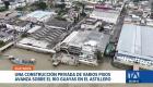 Pese a la paralización de una construcción privada por parte del municipio de Guayaquil, tomas captadas desde el aire muestran nuevas intervenciones irregulares en el río Guayas. Un reportaje de Ever Moreira