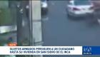 Cámaras de seguridad captaron el momento en que un ciudadano es acechado por hombres armados hasta la puerta de su domicilio. Un reportaje de Gustavo Jaramillo