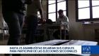 Según el marco legal obliga a los legisladores a dejar formalmente sus cargos antes de concretar la inscripción de sus candidaturas. Un reportaje de María Gracia Chacón