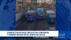 La imprudente maniobra de un conductor de transporte público fue grabada por ciudadanos mientras transitaba a contramano por una vía exclusiva. Un reportaje de Gustavo Jaramillo