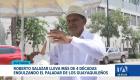 Con cuatro décadas recorriendo las calles del Puerto Principal, Roberto representa la resiliencia y tradición de los trabajadores independientes. Un reportaje de Ricardo Cruzatty