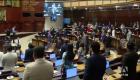 La propuesta legislativa establece el acceso a estos procedimientos para todo tipo de familias en medio de cuestionamientos por su contenido. Un reportaje de Karen Haro