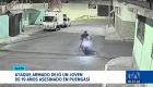 Un ataque armado en Puengasí, sur de Quito, dejó una víctima mortal. La Policía Nacional se desplegaron en la zona para levantar indicios. Un reportaje de Gustavo Jaramillo
