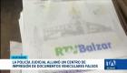 Agentes de la Policía Nacional e inspectores intervinieron una imprenta en el centro de Guayaquil donde se elaboraban documentos vehiculares falsos. Un reportaje de Camila Guevara