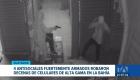Cuatro hombres robaron dos locales de venta de celulares. Comerciantes denuncian pérdidas económicas tras el robo masivo de dispositivos de alta gama.