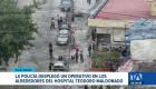 Autoridades desplegaron controles en farmacias y negocios aledaños a la casa de salud del IESS en Guayaquil para verificar la legalidad de medicamentos. Un reportaje de Macarena Larrea