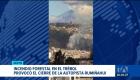 Un flagelo registrado en una zona de difícil acceso provocó grandes columnas de humo e interrupción vehicular en el sentido Quito–Valle de los Chillos. El Cuerpo de Bomberos investiga la causa.