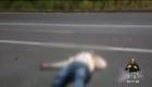 El cuerpo fue localizado por las autoridades sobre la calzada a la altura del sector La Hormigonera, en el norte de Quito. La Policía halló un vehículo abandonado con indicios de disparos.