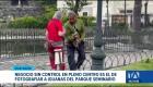 Comerciantes y fotógrafos del Parque Las Iguanas sostienen y manipulan a los ejemplares para ofrecerlos a los visitantes. Un reportaje de Jazmín Solís
