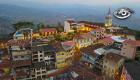 Con su icónica sirena diaria, calles empinadas y casas republicanas de madera, Zaruma deslumbra mucho más allá de su riqueza de oro. Recorremos este Patrimonio de la Humanidad, una de las ciudades más antiguas y fascinantes del Ecuador.