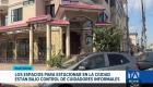 Los espacios públicos para estacionar permanecen condicionados por cobros no regulados, obligando a los conductores a pagar para dejar sus vehículos en la vía. Un reportaje de Camila Guevara