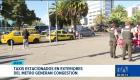 La presencia constante de taxis detenidos en los exteriores de las estaciones del metro generan tráfico. Ciudadanos exigen la presencia de agentes de tránsito. Un reportaje de Estefanía Vaca