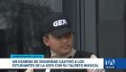 El talentoso guardia de seguridad sorprendió a los estudiantes en el campus de Samborondón con sus interpretaciones musicales que se volvieron virales. Un reportaje de Paula Kuhn