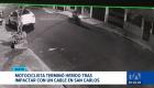 El conductor impactó contra el cable tendido en plena calle, resultando con heridas en el rostro y las manos que le impiden trabajar. Un reportaje de Gustavo Jaramillo