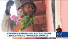 Más de 100 participantes apoyados por la empresa privada pintaron frentes de viviendas patrimoniales y colocaron geranios en los balcones del centro de Quito. Un reportaje de Nathalie Jiménez
