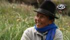 Doña Empera, una mujer campesina de Cotopaxi saltó a las redes, transformando las labores cotidianas de la tierra y la cocina a leña en un fenómeno viral. Entre el cuidado del ganado y arriesgados vuelos en parapente, comparte una autenticidad que cautiva a millones. Le contamos su historia.