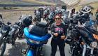 Lucía Orbe recorrió veinticinco mil kilómetros a lo largo de ocho países y cinco meses de carretera, convirtiéndose en la primera mujer ecuatoriana en llegar en moto y en solitario hasta Ushuaia. Su viaje desafió climas extremos, imprevistos mecánicos y los prejuicios alrededor de un entorno tradicionalmente masculino.
