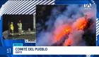 Personal del Cuerpo de Bomberos trabaja en la línea de fuego para controlar las llamas registradas en este sector del norte de la capital. Un reportaje de Nathalie Jiménez
