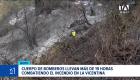 El fuego continúa activo en este sector del centro norte de Quito, donde personal de socorro despliega labores para sofocar las llamas. Un reportaje de Gustavo Jaramillo