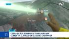 Los equipos de emergencia mantienen intensas labores de control para sofocar el fuego activo en las laderas del norte de Quito. Un reportaje de Karen Haro