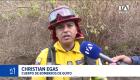 Tras largas jornadas en la primera línea de combate contra los incendios forestales, la comunidad destaca el compromiso y la entrega de los bomberos. Un reportaje de Gustavo Jaramillo