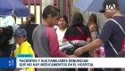 Pese a las entregas oficiales de insumos a la red pública, usuarios deben comprar fármacos en los exteriores del establecimiento sanitario por la falta de entrega en farmacia. Un reportaje de Ericka Vera