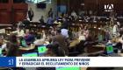 La normativa aprobada por la Asamblea dispone que los municipios eliminen simbología o grafitis alusivos a grupos de delincuencia organizada en las inmediaciones de los planteles educativos. Un reportaje de Paula Kuhn