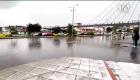 Siete afluentes en Esmeraldas y uno en Guayas registran niveles fuera de cauce, mientras el Inamhi advierte sobre la persistencia de tormentas eléctricas y ráfagas de viento. Un reportaje de Camila Guevara