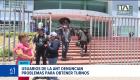 Extensas filas y frustración ciudadana marcan la jornada en las agencias de la ANT, donde la interrupción de la plataforma impidió la entrega de turnos. Un reportaje de Juan Miguel Rodríguez