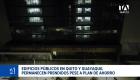 Un recorrido del noticiero constató el encendido nocturno en dependencias de Quito y Guayaquil frente al racionamiento industrial. Un reportaje de Carlos Sacoto