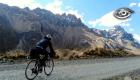 Miles de kilómetros rodando por Ecuador y Sudamérica no han saciado la sed de asfalto de un ciclista que desafía la geografía y el cansancio a fuerza de voluntad. Entre récords extremos que van desde conectar Rumichaca con Huaquillas en cincuenta y ocho horas hasta recorrer cada rincón del país, Mario Villegas sigue escribiendo, pedal a pedal, una historia de resistencia, pero también de pasión.