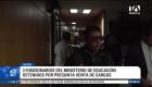 El ministro John Reimberg confirmó la aprehensión de los implicados, quienes cobraban entre 1 500 y 5 000 dólares por gestionar puestos docentes. Un reportaje de Estefanía Vaca