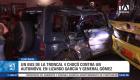 El autobús que cubría la ruta Samanes chocó contra una motocicleta que lo interceptó en el cruce de la ciudadela Los Guayacanes. Un reportaje de Ever Moreira