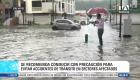 Las fuertes lluvias desde la noche del domingo 26 de octubre provocaron anegaciones en diversas vías del sector de Urdesa, norte de Guayaquil, afectando el tránsito vehicular. Las autoridades recomiendan a los conductores circular con precaución para evitar siniestros de tránsito, mientras se monitorean los sectores con mayor acumulación de agua. Un reporte de Ricardo Cruzatty.