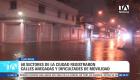 Un intenso temporal acompañado de descargas eléctricas provocó la acumulación de agua en 68 sectores de Guayaquil durante la jornada del sábado. La parroquia Tenguel figuró entre las zonas más golpeadas, registrando calles completamente anegadas, ingreso de agua a locales comerciales y decenas de familias damnificadas debido al colapso de los sistemas de drenaje. Un reporte de Camila Guevara.