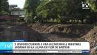 Tres niños que jugaban bajo la intensa lluvia en el sector de Flor de Bastión, al noroeste de Guayaquil, cayeron a un canal de drenaje y fueron arrastrados por una repentina y fuerte corriente. Aunque dos de los menores lograron ponerse a salvo por sus propios medios, las labores de búsqueda concluyeron trágicamente con el hallazgo del cuerpo del tercer niño a varios kilómetros del lugar del incidente. Un reporte de Paula Kuhn.