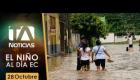 El COE Nacional evaluó la emergencia climática en la costa y dispuso fortalecer los sistemas de alerta temprana, especialmente en Esmeraldas y Guayas. Las fuertes lluvias, combinadas con la marea alta, inundaron nuevamente varias zonas de Guayaquil, obligando al Ministerio de Educación a suspender las clases presenciales en cantones afectados. En Bolívar, la situación es dramática: el desbordamiento de un estero dejó decenas de casas bajo el lodo en Caluma, mientras que los socavamientos de los ríos están destruyendo puentes y vías vitales, amenazando con llevarse las viviendas a su paso.

Susctibete a Teleamazonas Ecuador para recibir actualizaciones diarias sobre la situación climática en Ecuador y comenta qué medida preventiva considera más importante en su sector.

==================================================
Visita nuestra web oficial en:
► http://www.teleamazonas.com/
==================================================
Síguenos en redes sociales:
► Facebook: https://www.facebook.com/Teleamazonas...
► Instagram: https://instagram.com/teleamazonasec/
► Twitter: https://twitter.com/teleamazonasec
► LinkedIn: https://www.linkedin.com/company/tele...
► Pinterest: https://www.pinterest.com/teleamazonas/
► Tiktok: https://www.tiktok.com/@teleamazonasec

0:00 Nuevas medidas ante el Fenómeno del Niño
2:11 Impacto de las lluvias en Guayaquil
5:09 Balance crítico de la emergencia nacional
7:41 Historias de solidaridad en la tempestad
12:22 Emergencia y desastres en la provincia de Bolívar

#teleamazonas #Ecuador