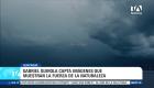 Desde el año 2020, el fotógrafo Gabriel Quirola se ha dedicado a capturar impactantes imágenes de fenómenos naturales como rayos y tormentas eléctricas en el país. El artista relata que en cada jornada debe esperar hasta cinco horas en condiciones extremas para lograr la toma precisa que plasma la belleza y potencia de las manifestaciones meteorológicas. Un reporte de Ricardo Cruzatty.