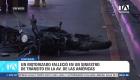 Un trágico siniestro de tránsito cobró la vida de un motorizado en la mañana del 30 de ocubtre, en la avenida de las Américas, a la altura del carril exclusivo de la Metrovía. El hecho ocurrió cuando el motociclista se impactó frontalmente contra un camión de carga. Al sitio acudió personal de la Autoridad de Tránsito y Movilidad (ATM), la Policía Nacional y la Oficina de Investigación de Accidentes de Tránsito (OIAT) para realizar el levantamiento del cuerpo e iniciar las pericias correspondientes, las cuales señalan preliminarmente que el fallecido sería un miembro activo de la institución policial. Un reporte de Ever Moreira.