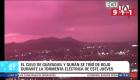 Durante la noche del jueves 29 de octubre, los habitantes de Guayaquil y Durán presenciaron un impactante fenómeno atmosférico que tiñó el cielo de tonalidades rojas y anaranjadas. Según especialistas, el evento se debió a la alta densidad de nubes de tormenta, precipitaciones e intensas descargas eléctricas. La interacción de los destellos con la humedad y la masa de aire provocó la dispersión de la luz en la atmósfera, resaltando las longitudes de onda rojas en el espectro visible.