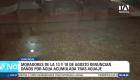 Habitantes de la intersección de las calles 13 y 10 de Agosto, en Guayaquil, denunciaron llevar cinco días continuos enfrentando severas complicaciones por la acumulación de agua provocada por el aguaje. El nivel de la marea ingresó a los domicilios anegando pertenencias, situación que se agrava por la presencia de cortes de energía eléctrica que han provocado el daño permanente de sus electrodomésticos, por lo que exigen la intervención urgente del Municipio.