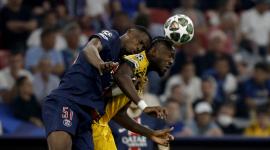 Willian Pacho (izquierda), defensa central del PSG, anticipa a Marcos Thuram, de Inter de Milan, en la final de la Champions League, disputada el sábado 31 de julio del 2025, en Berlín.