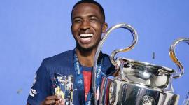Willian Pacho posa con el trofeo de la Champion League. En su mano derecha una canillera con la imagen de Glenda, su madre, fallecida el 2 de noviembre del 2019.