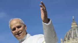 El papa León XIV saludando en la Plaza de San Pedro, en el Vaticano