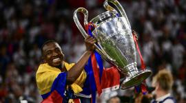 Willian Pacho levanta la Champions League, torneo que ganó con el PSG francés, el 29 de mayo del 2025. El defensa es uno de los baluartes de la Tricolor y del cuadro parisino.