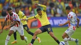 Kendry Páez traslada el esférico ante la marca de dos jugadores paraguayos, durante el encuentro por Eliminatorias sudamericanas, jugada en Quito, en el 2024.